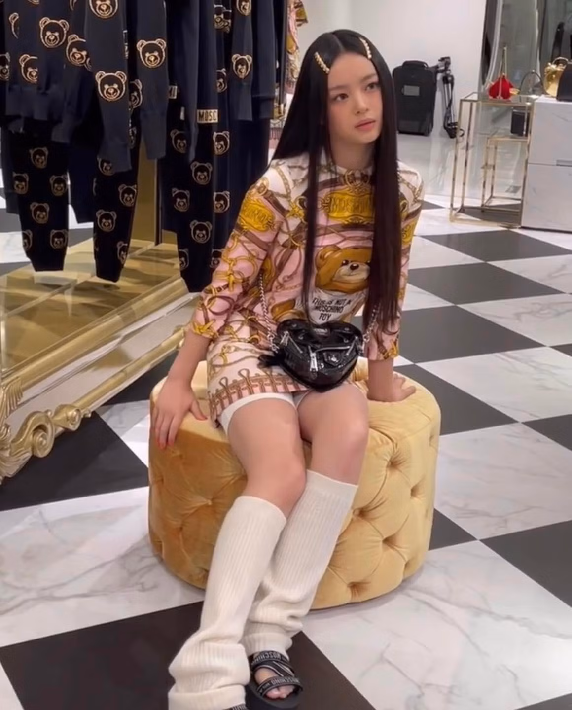 Hanni cũng từng "đơn thương độc mã" tham dự sự kiện Pop-Up Store của Moschino. Hanni cũng từng "đơn thương độc mã" tham dự sự kiện Pop-Up Store của Moschino.