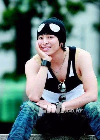 Với quần jeans, kính râm đen, khuyên tai, chiếc mũ beanie, phong cách thời trang của Jo Jung Suk quả là “không đùa được” với hot item của những năm 2000. Với quần jeans, kính râm đen, khuyên tai, chiếc mũ beanie, phong cách thời trang của Jo Jung Suk quả là “không đùa được” với hot item của những năm 2000.