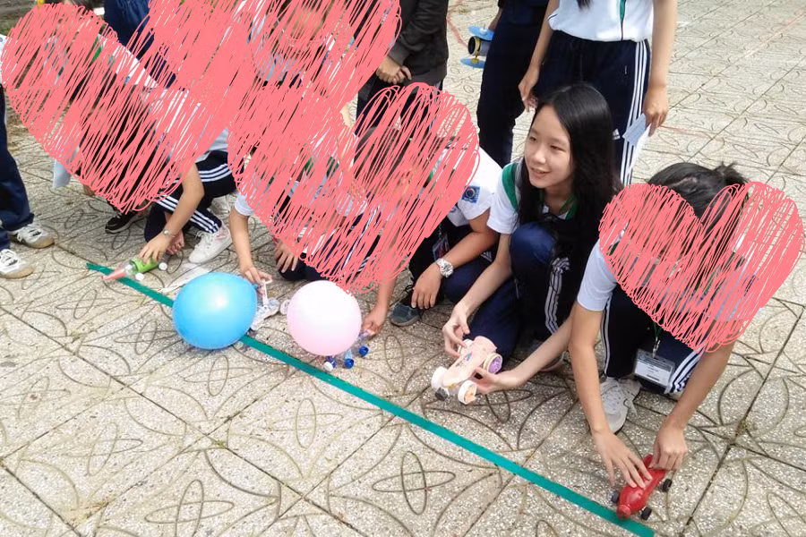 Nụ cười "không đụng hàng" chính là yếu tố giúp nhiều khán giả nhận ra Bảo Ngọc trong những tấm ảnh ngày xưa. - Nguồn: Facebook Nguyễn Đỗ Thanh Uyên. Nụ cười "không đụng hàng" chính là yếu tố giúp nhiều khán giả nhận ra Bảo Ngọc trong những tấm ảnh ngày xưa. - Nguồn: Facebook Nguyễn Đỗ Thanh Uyên.