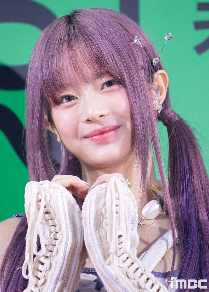 Hanni rạng ngời với vẻ ngoài cực cool. Mái tóc nhuộm tím đặc biệt của nữ idol chính là tín hiệu "rục rịch" comeback của những nàng tân binh NewJeans.