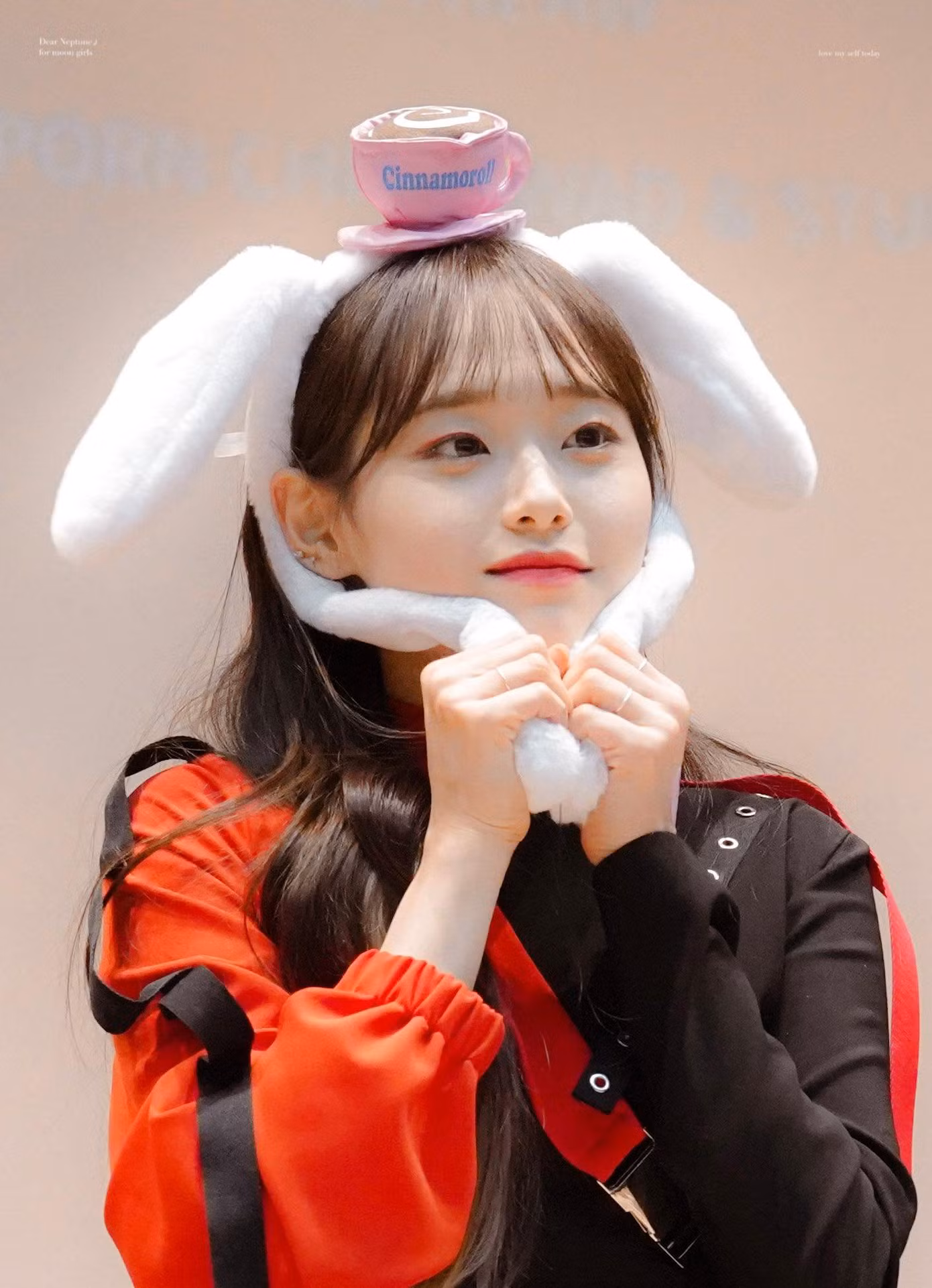 Trước đó, fan từng tố quản lý của LOONA phớt lờ, không quan tâm đến Chuu đến mức cô phải tự bắt taxi để đi làm hoặc nhờ bố mẹ đưa đón khiến cộng đồng mạng "nổi đóa".