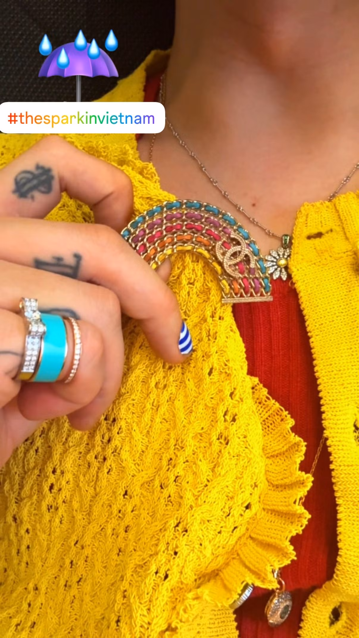 Cận cảnh chiếc pin cài đúng chuẩn "con cưng Chanel" mà G-Dragon sử dụng trong trang phục sân bay khởi hành sang Việt Nam lần này.