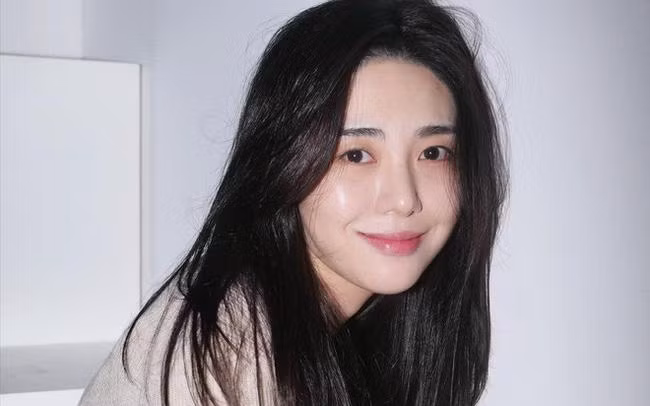 Một quan chức từ Hiệp hội Quản lý Nghệ sĩ nói rằng hành động của Mina là "không phân biệt việc công và việc tư".