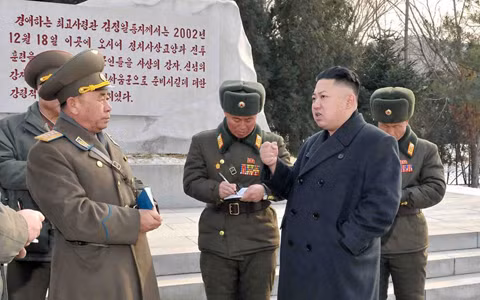 Ông Kim Jong-un trong chuyến thị sát đơn vị quân đội 323