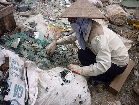 Chị Hồng bên ngổn ngang kính