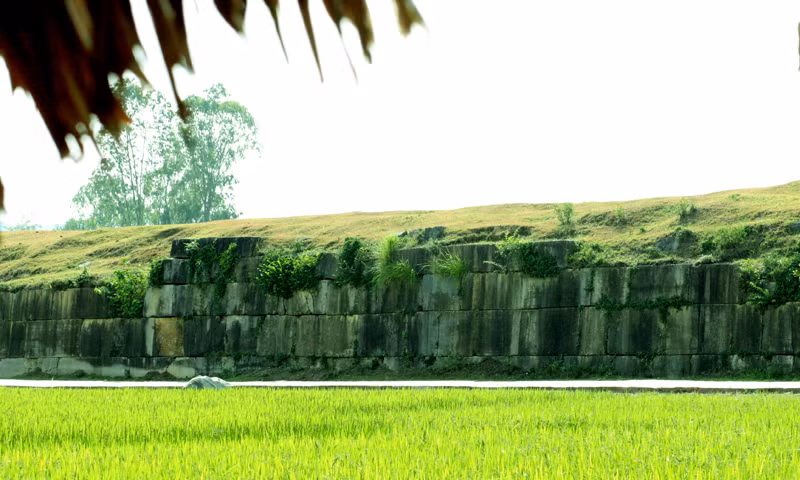 Phía trên và trong thành được đắp bằng đất. Bao phía ngoài là lớp tường đá
