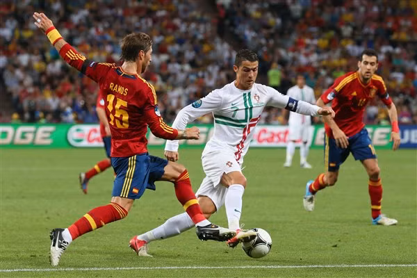 Tây Ban Nha 3-3 Bồ Đào Nha: Cú hat-trick ấn tượng của C.Ronaldo ảnh 4