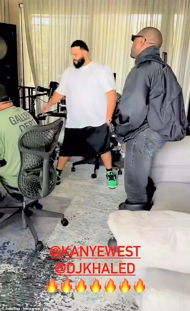 Trên Instagram Story, Julia tiết lộ hai người đến gặp DJ Khaled ở phòng thu âm.