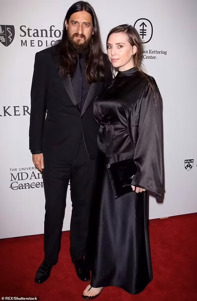 Lykke Li sống gần đôi vợ chồng cũ Jolie-Pitt trong ngôi nhà đứng tên tình cũ. Lykke Li sống gần đôi vợ chồng cũ Jolie-Pitt trong ngôi nhà đứng tên tình cũ.