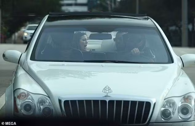 Sau khi rời sân bay, cặp đôi lên một chiếc Maybach màu trắng chờ sẵn.
