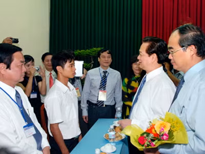 Thủ tướng Nguyễn Tấn Dũng, Phó Thủ tướng Nguyễn Thiện Nhân tặng hoa học sinh đạt điểm thủ khoa kỳ thi tốt nghiệp lớp 12 của Đồng Tháp. Ảnh: Chinhphu.vn . Thủ tướng Nguyễn Tấn Dũng, Phó Thủ tướng Nguyễn Thiện Nhân tặng hoa học sinh đạt điểm thủ khoa kỳ thi tốt nghiệp lớp 12 của Đồng Tháp. Ảnh: Chinhphu.vn