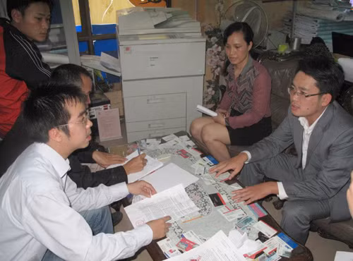 Đại diện khách hàng (trái) khiếu nại với đại diện chủ đầu tư (phải) chiều 16.12 về mức phí bảo trì 2% mà chủ đầu tư yêu cầu những người khiếu nại phải nộp - Ảnh: L.Q