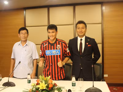 Lê Công Vinh trong màu áo đội bóng mới Consadole Sapporo của Nhật Bản. ảnh: Phan Sáng. Lê Công Vinh trong màu áo đội bóng mới Consadole Sapporo của Nhật Bản. ảnh: Phan Sáng