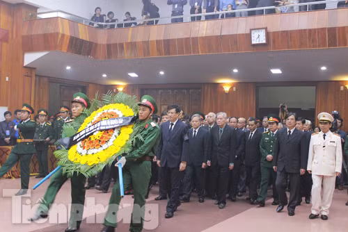 Tại trụ sở UBND tỉnh Quảng Bình, các đồng chí trong BCH Đảng bộ tỉnh viếng Đại tướng Võ Nguyên Giáp. Tại trụ sở UBND tỉnh Quảng Bình, các đồng chí trong BCH Đảng bộ tỉnh viếng Đại tướng Võ Nguyên Giáp