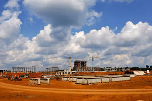 Công trường xây dựng nhà máy sản xuất alumina Nhân Cơ. Xây dựng và lắp đặt nhà máy điện