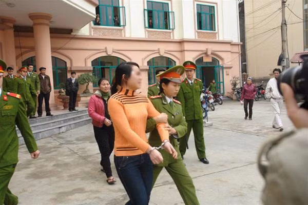 Nguyễn Thuý Hằng tại sân tòa sáng nay. Ảnh : T.D Nguyễn Thuý Hằng tại sân tòa sáng nay. Ảnh : T.D