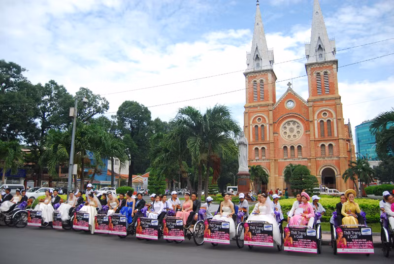 Các cặp đôi tươi tắn trước nhà thờ Đức Bà