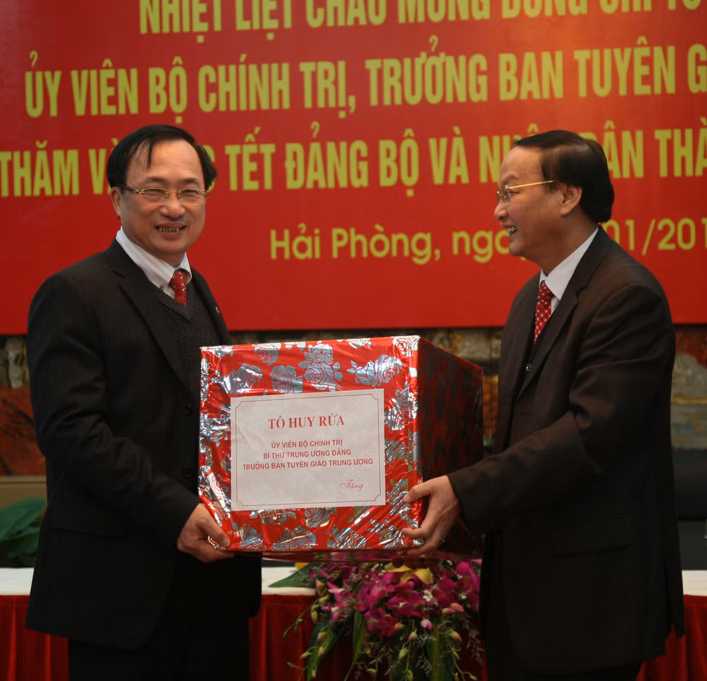 Đồng chí Tô Huy Rứa thăm, tặng quà Đảng bộ và nhân dân thành phố Hải Phòng. Ảnh: Lam Khê Đồng chí Tô Huy Rứa thăm và tặng quà Đảng bộ và nhân dân thành phố Hải Phòng