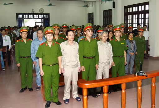 Các bị cáo trước vành móng ngựa. (Ảnh: Doãn Tấn/TTXVN) 