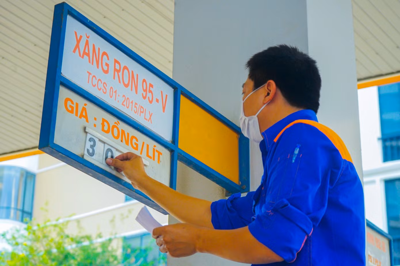Thế nhưng, nhiều bạn trẻ không khỏi tiếc nuối khi phải trả mức 30.000 đồng/lít thay vì chỉ trả gần 28.000 đồng/lít như một vài ngày trước.