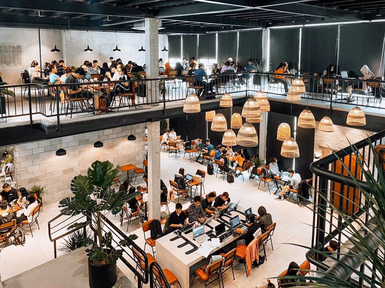 Nhiều bạn sinh viên lựa chọn học 'thâu đêm' tại SIX Coffee. Nhiều bạn sinh viên lựa chọn học 'thâu đêm' tại SIX Coffee.