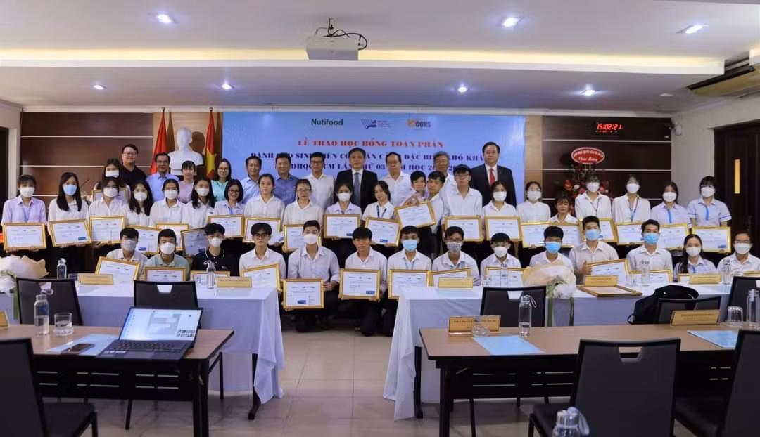 43 bạn sinh viên được trao học bổng lần này. 43 bạn sinh viên được trao học bổng lần này.