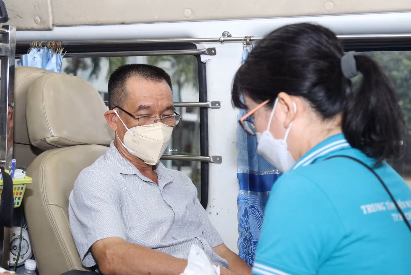 Một người dân cùng tham gia hiến máu, hưởng ứng chương trình.