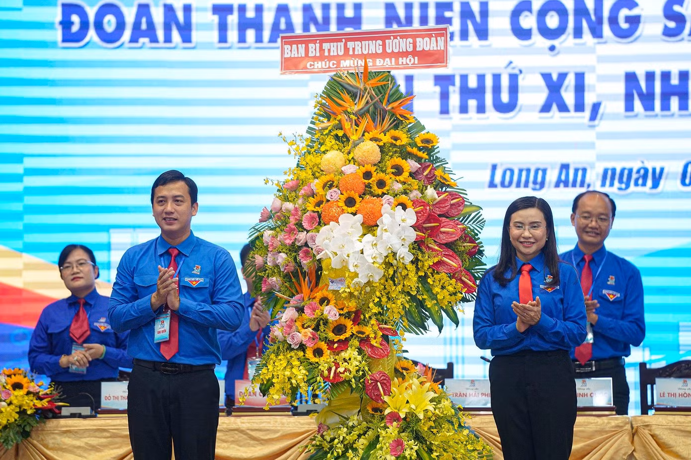 Bí thư T.Ư Đoàn, Chủ tịch Hội đồng Đội T.Ư Nguyễn Phạm Duy Trang thay mặt cho Ban Bí thư T.Ư Đoàn tặng hoa Đại hội. (Ảnh: Phạm Nguyễn)