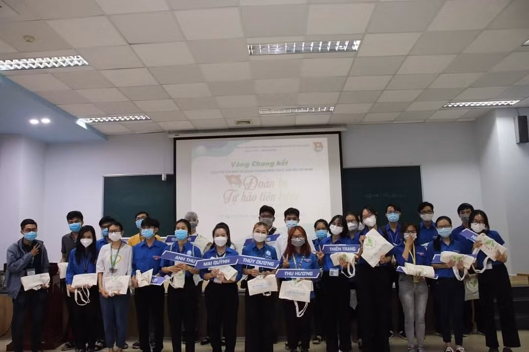 Các thí sinh tranh tài ở vòng Chung kết cuộc thi.