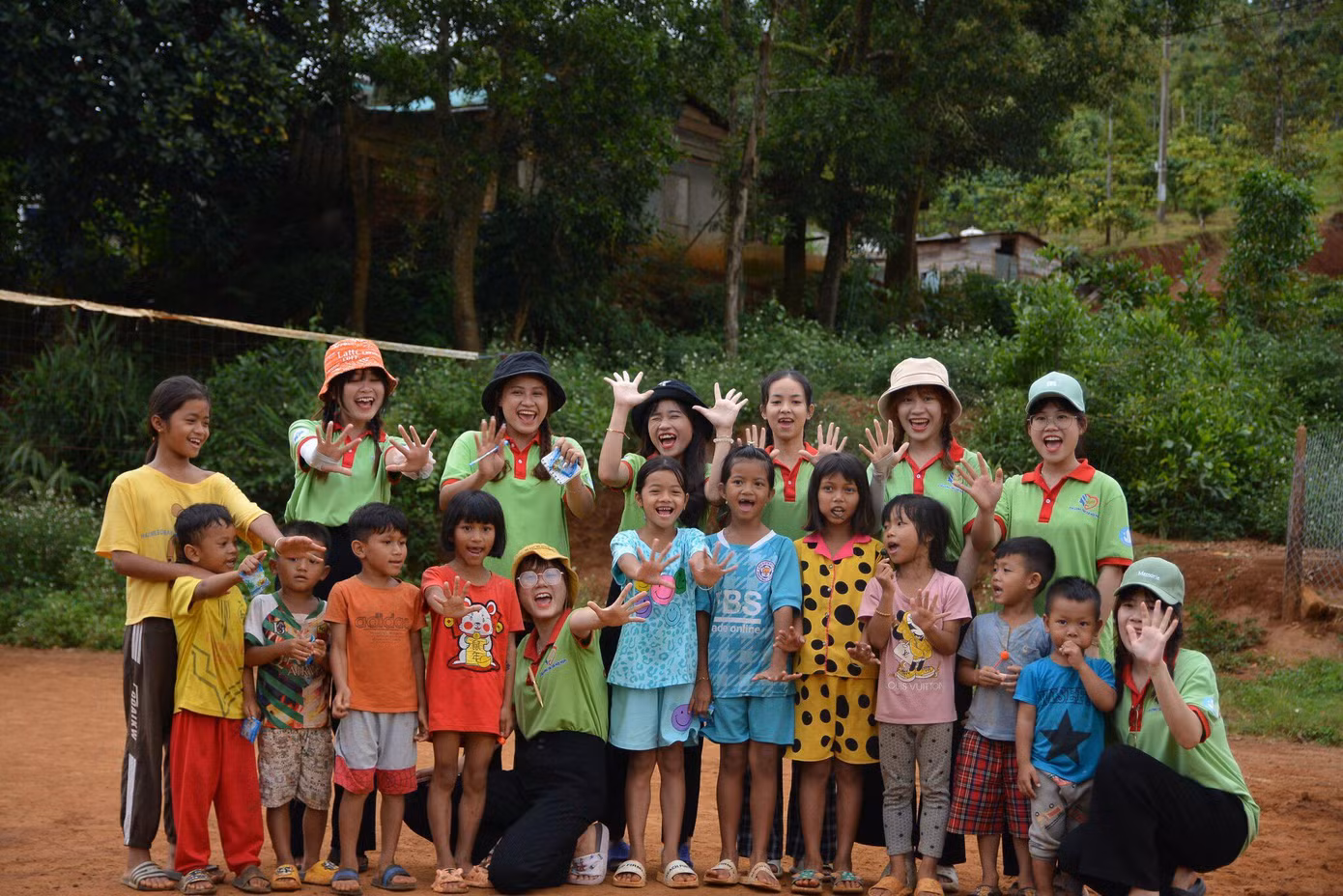 Những ánh mắt nụ của trẻ em chính là động lực thúc đẩy các bạn quay trở về vùng đất đỏ một lần nữa.