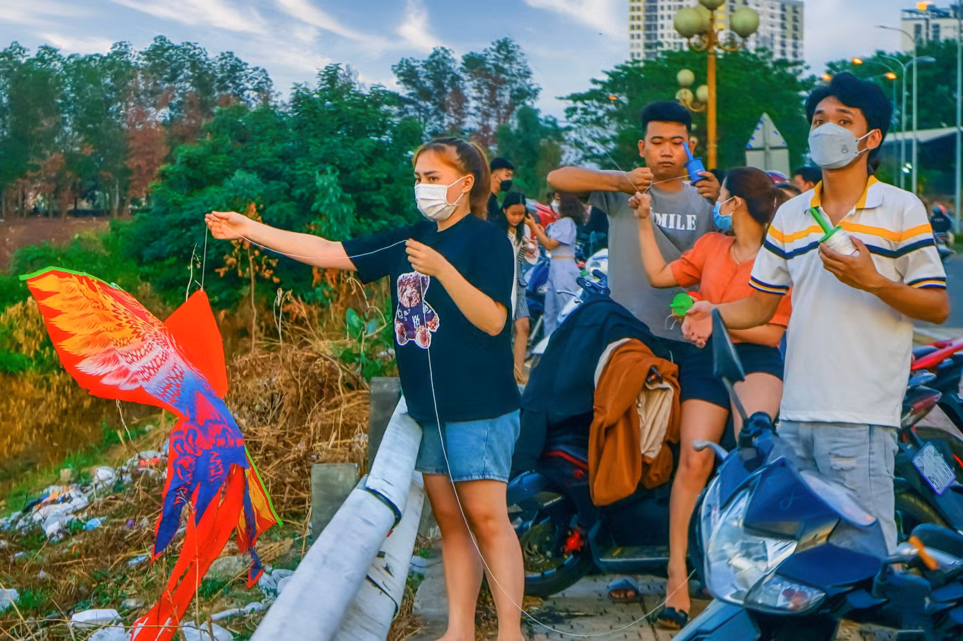 Ngoài việc thả diều ngắm cảnh, thì nơi đây còn là nơi để cho nhiều đôi bạn trẻ và các nhóm bạn hẹn hò với nhau họp nhóm, gắn kết với nhau nhiều hơn sau hơn một năm ở nhà học online vì dịch COVID-19.