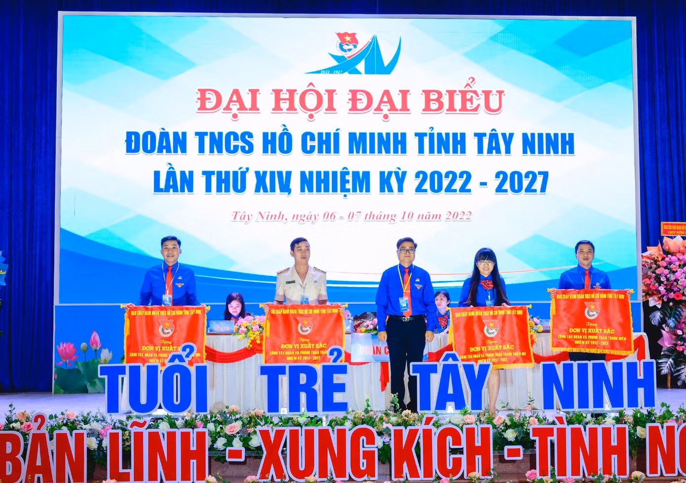 Tỉnh Đoàn Tây Ninh tặng cờ thi đua cho các đơn vị hoàn thành xuất sắc công tác Đoàn trong nhiệm kỳ. (Ảnh: Việt Kiên)