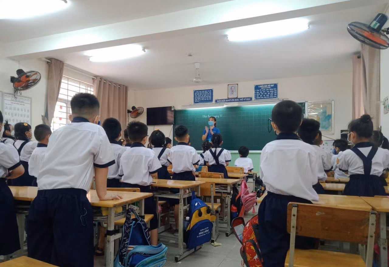 Ngọc Thùy trong một tiết dạy kỹ năng cho học sinh.