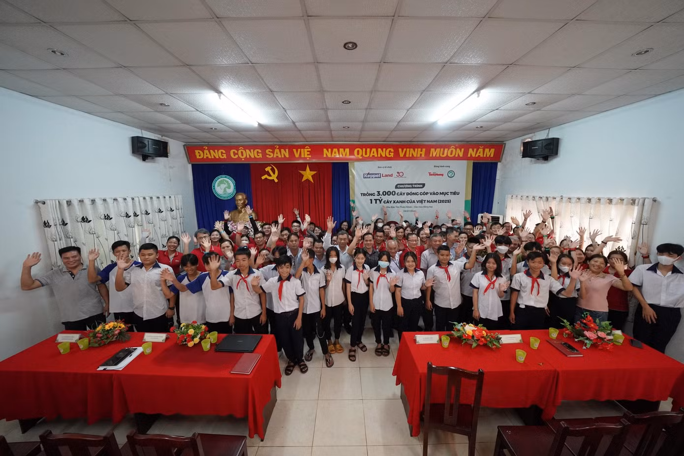 Trước khi tham gia trồng cây tại dự án, các em học sinh và các tình nguyện viên được nghe những kiến thức về sự đa dạng sinh học tại Khu Bảo tồn thiên nhiên – Văn hóa Đồng Nai. Trước khi tham gia trồng cây tại dự án, các em học sinh và các tình nguyện viên được nghe những kiến thức về sự đa dạng sinh học tại Khu Bảo tồn thiên nhiên – Văn hóa Đồng Nai.