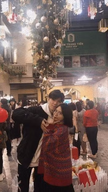 Trường Sơn và Việt Nam - hai cái tên có sự gắn bó đặc biệt như chính mối tình của họ. Trường Sơn và Việt Nam - hai cái tên có sự gắn bó đặc biệt như chính mối tình của họ.
