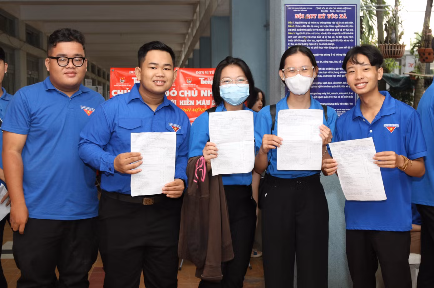 Người tham gia hiến máu được kiểm tra sức khỏe để đảm bảo điều kiện hiến máu và số lượng máu phù hợp.