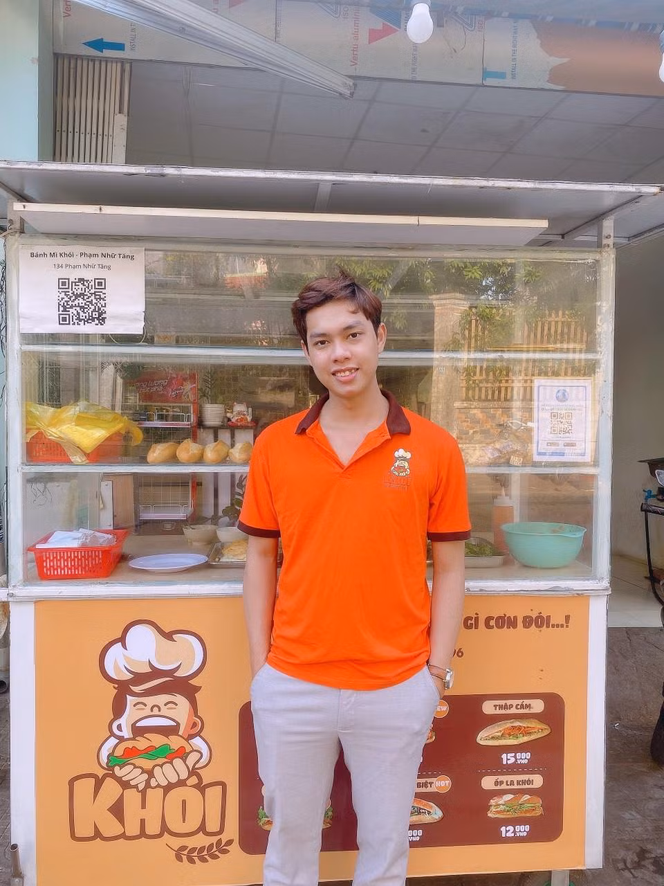 Đức Nguyên bên thương hiệu bánh mì do anh sáng lập.