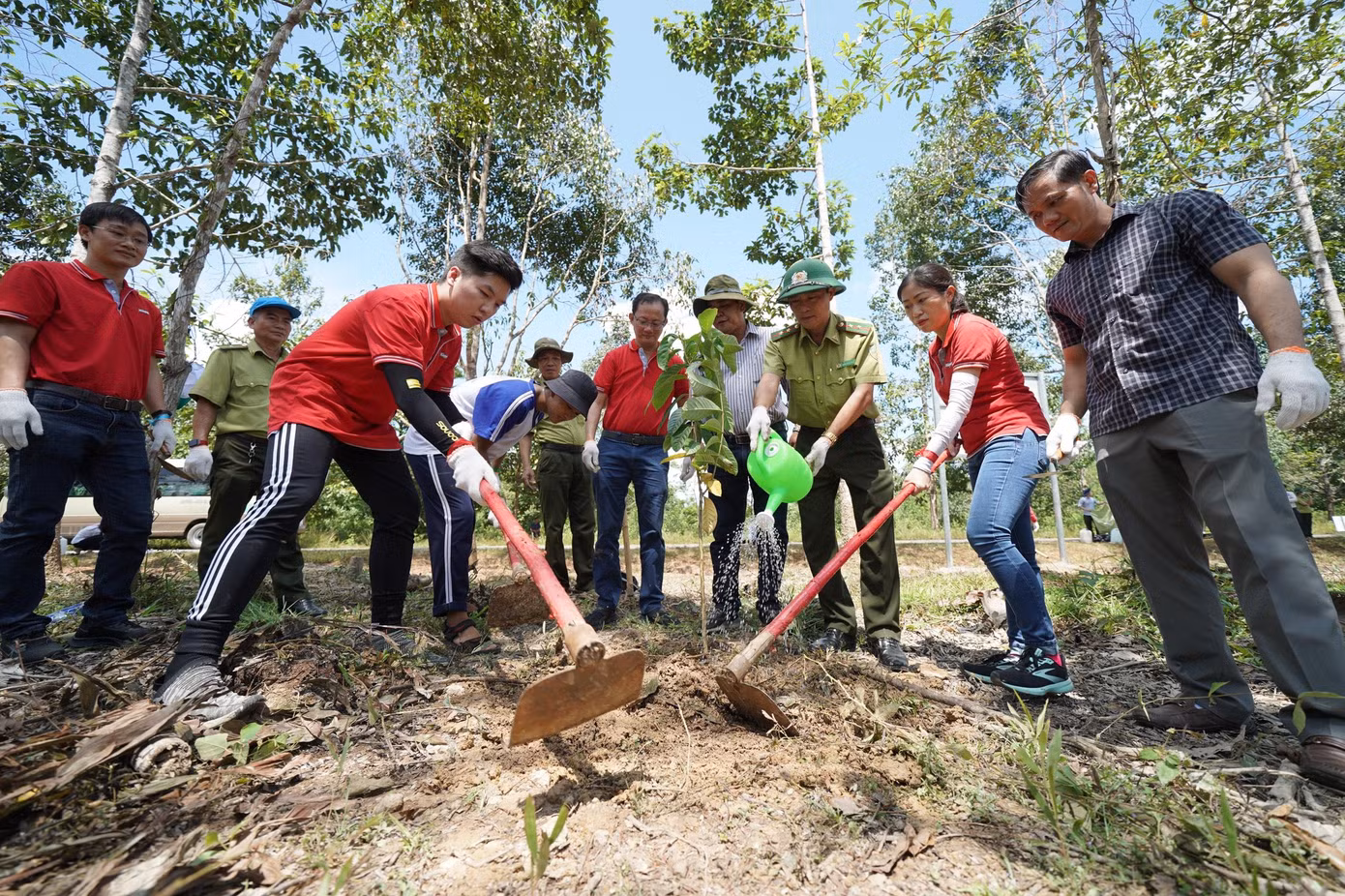 Các đại biểu và các tình nguyện viên cùng tham gia trồng cây. (Ảnh: Phạm Nguyễn) Các đại biểu và các tình nguyện viên cùng tham gia trồng cây. (Ảnh: Phạm Nguyễn)