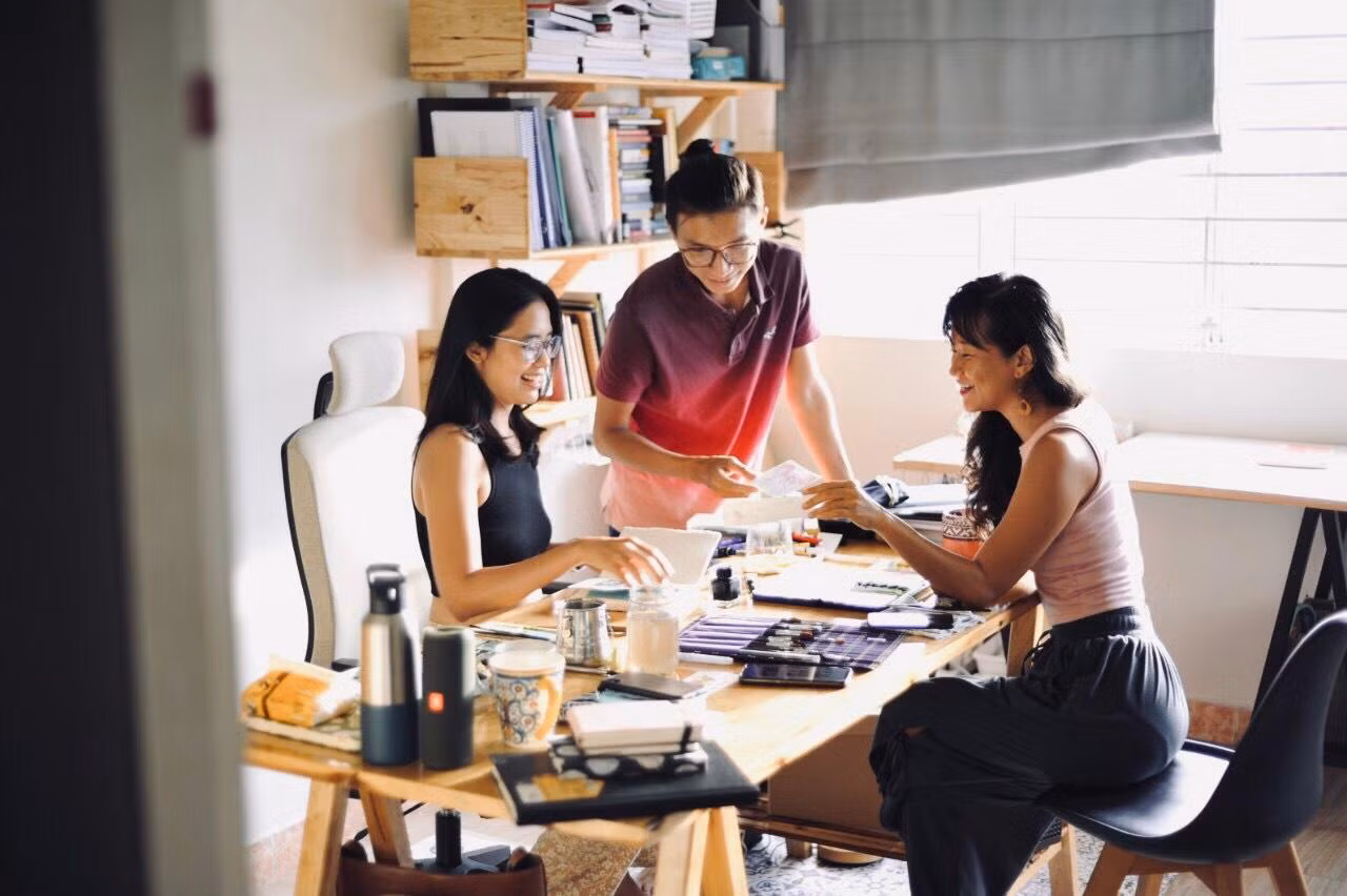 Khải (ở giữa) và những bạn trẻ đang thực hiện dự án. Khải (ở giữa) và những bạn trẻ đang thực hiện dự án.