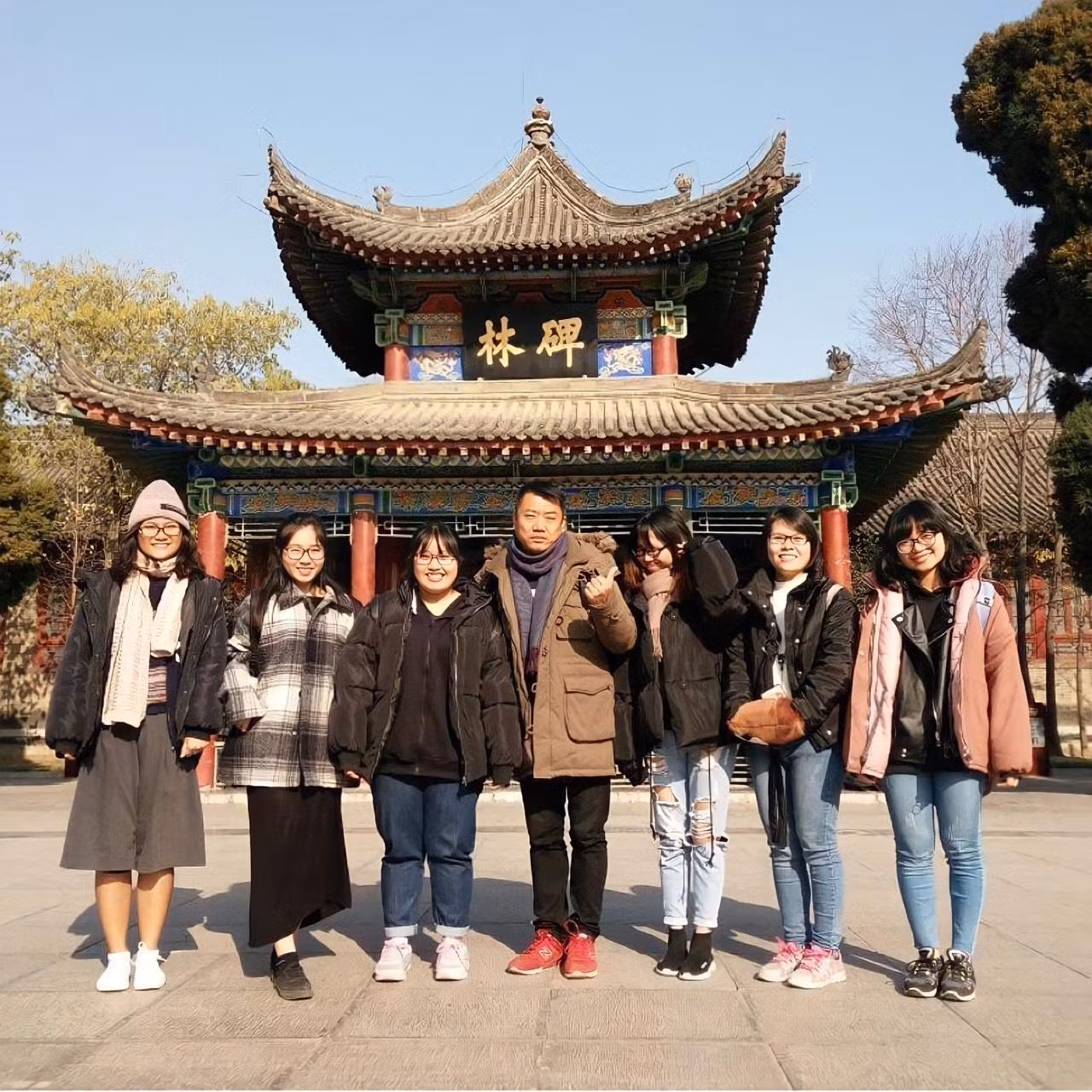 Hân hòa đồng với những người bạn xung quanh.