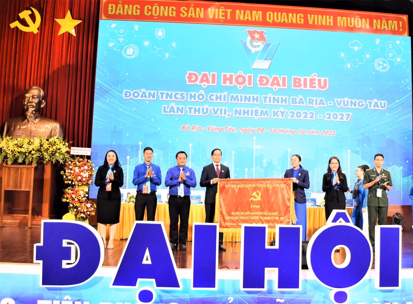 Chị Hồ Thị Ánh Tuyết thay mặt Ban Chấp hành Tỉnh Đoàn Bà Rịa - Vũng Tàu khóa VI nhận bức trướng trao tặng của Tỉnh ủy Bà Rịa - Vũng Tàu.
