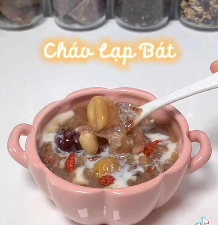 Cháo lạp Bát là một món ăn truyền thống của người Hoa, mang ý nghĩa bình an, phát tài và may mắn.