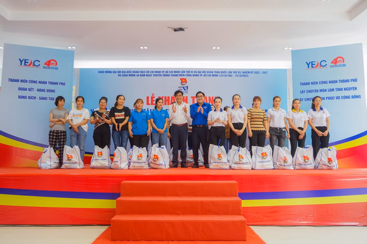 Nhân dịp khánh thành, Ban Tổ chức đã trao 40 phần quà cho thanh niên công nhân có hoàn cảnh khó khăn tại các khu lưu trú văn hóa, khu trọ trên địa bàn quận 12. Nhân dịp khánh thành, Ban Tổ chức đã trao 40 phần quà cho thanh niên công nhân có hoàn cảnh khó khăn tại các khu lưu trú văn hóa, khu trọ trên địa bàn quận 12.