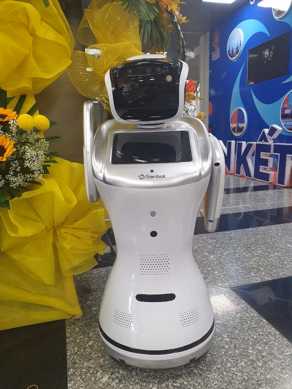 Không gian triển lãm ảo trong đại hội với sự xuất hiện của robot tự động.
