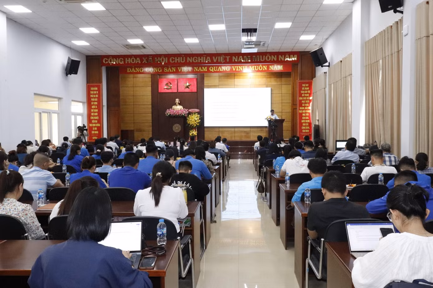 Rất đông sinh viên tham dự hội thảo.