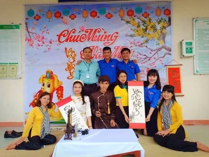 Minh Hùng tham gia nhiều hoạt động cùng CLB Thư pháp Đà Nẵng.