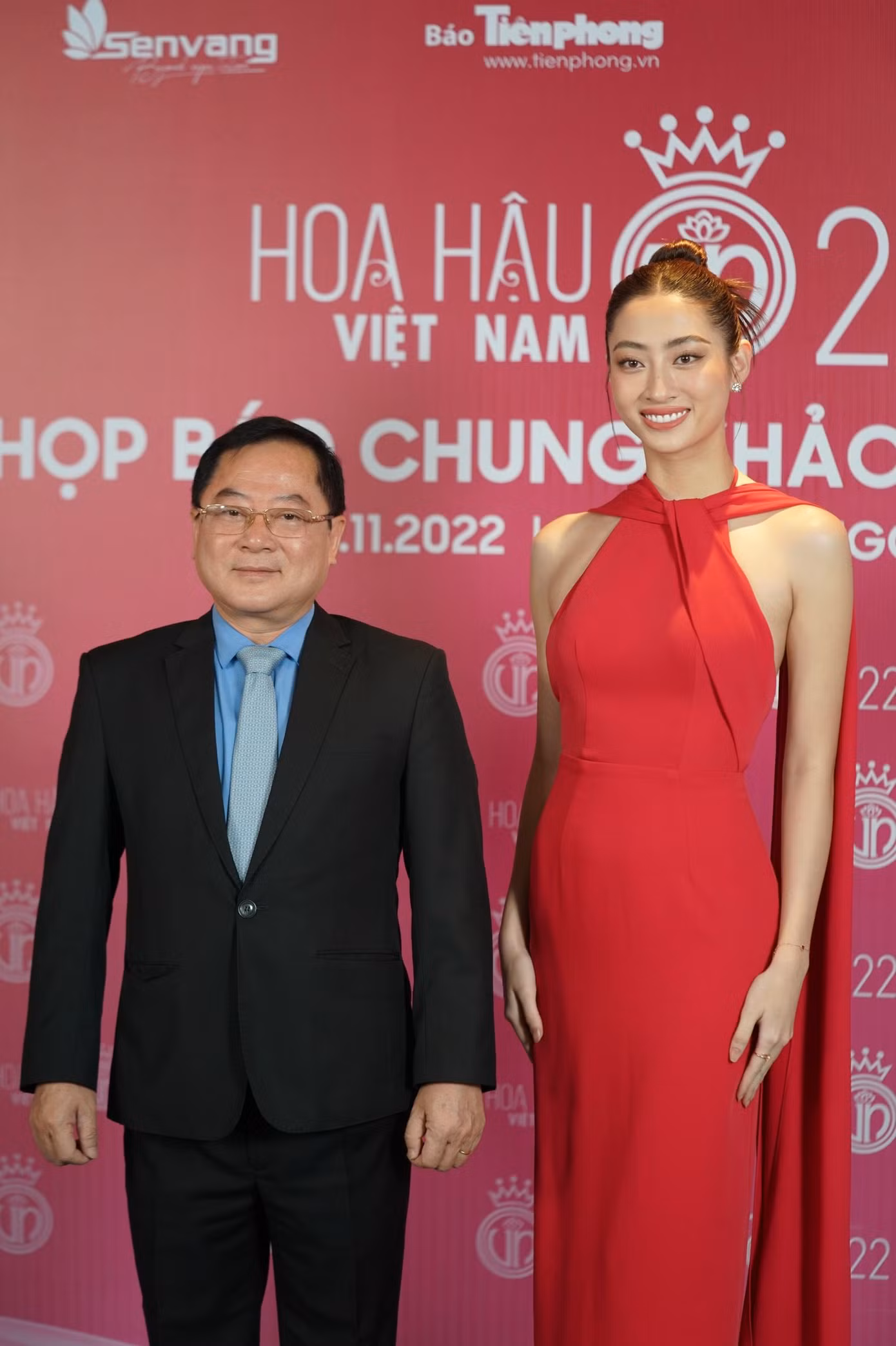 Nhà báo Lê Xuân Sơn - Trưởng Ban Giám khảo, Trưởng Ban Tổ chức Hoa hậu Việt Nam 2022 chụp ảnh cùng Miss World Vietnam 2019 Lương Thùy Linh. (Ảnh: Phạm Nguyễn) Nhà báo Lê Xuân Sơn - Trưởng Ban Giám khảo, Trưởng Ban Tổ chức Hoa hậu Việt Nam 2022 chụp ảnh cùng Miss World Vietnam 2019 Lương Thùy Linh. (Ảnh: Phạm Nguyễn)