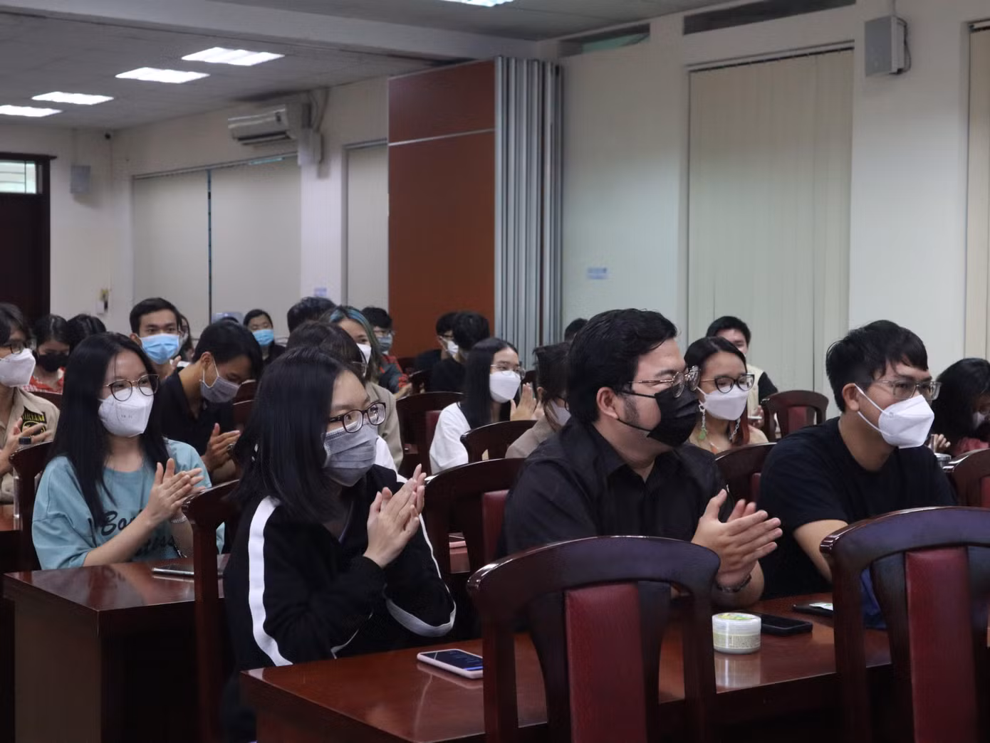 Rất đông bạn trẻ đến tham dự buổi talkshow. Rất đông bạn trẻ đến tham dự buổi talkshow.