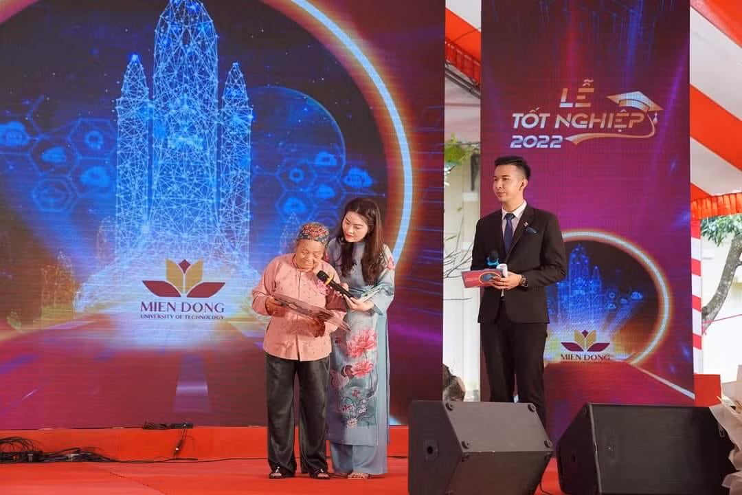 Bà nội Tâm chia sẻ cảm xúc của mình trong Lễ tốt nghiệp của cháu gái. (Ảnh: trường ĐH Công nghệ Miền Đông) Bà nội Tâm chia sẻ cảm xúc của mình trong Lễ tốt nghiệp của cháu gái. (Ảnh: trường ĐH Công nghệ Miền Đông)