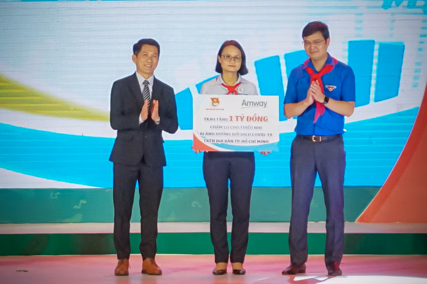 Anh Bùi Quang Huy (bên phải), Ủy viên dự khuyết Ban Chấp hành T.Ư Đảng, Bí thư Thường trực T.Ư Đoàn cùng phía nhà tài trợ trao bảng tượng trưng học bổng cho các em thiếu nhi. (Ảnh: Hồng Nguyễn)